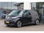 Volkswagen ID. Buzz Cargo 77 kWh SOH 96,56% | 204PK / 155kW, Wegklapbare trekhaak, LED Matrix (IQ.Lights), schuifdeuren links & rechts, multimedia pakket plus (navigatie, DAB+, draadloze telefoonlader), verwarmbaar multifunctioneel lederen stuurwiel, verwarmbare voorstoelen, verwarmbare voorruit, laadruimte met laadvloer, park assist, achterdeuren, 20" 'Solna' LMV, armleuningen, assistance pakket plus (achteruitrijcamera (rear view), parkeersensoren voor en achter (pdc)),, 2-zone climatronic, navigatie, alarm, spraakbediening etc.