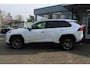 Toyota RAV4 2.5 HYBRID AWD EXECUTIVE TREKHAAK STUUR/STOEL/VOORRUITVERW.  EL-ACHTERKLEP DODEHOEK DETECTIE EL-STOELEN MET GEHEUGENFUNCTIE PARK-SENSOREN KEYLESS 1650KG-TREKGEWICHT