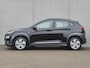Hyundai Kona Electric EV Comfort 64 kWh Automaat / Accu SOH 95,80% / Dealer onderhouden / Trekhaak afneembaar / CCS snelladen / Warmtepomp / Actieradius 482 km / Navigatie via Apple Carplay of Android Auto / Adaptief cruise control /