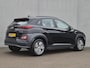 Hyundai Kona Electric EV Comfort 64 kWh Automaat / Accu SOH 95,80% / Dealer onderhouden / Trekhaak afneembaar / CCS snelladen / Warmtepomp / Actieradius 482 km / Navigatie via Apple Carplay of Android Auto / Adaptief cruise control /