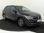Volkswagen Tiguan 1.4 TSI eHybrid Life | Panoramadak | Achteruitrijcamera | 3-zone airco | Adaptieve cruise control | CarPlay | Navigatie | Stoel- en stuurwielverwarming |