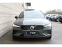 Volvo V60 2.0 T6 Plug-in hybrid AWD Plus Dark | Panoramadak | Harman Kardon geluidsysteem | Rondomzicht camera | Hemelbekleding donker | Nappa leder charcoal bekleding | Google services | Getinte ramen | Apple Carplay & Android Auto | Verwarmbare voor- en achterstoelen | Verwarmbaar stuurwiel | Elektrisch verstelbare stoelen met geheugenstanden |