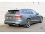 Volvo V60 2.0 T6 Plug-in hybrid AWD Plus Dark | Panoramadak | Harman Kardon geluidsysteem | Rondomzicht camera | Hemelbekleding donker | Nappa leder charcoal bekleding | Google services | Getinte ramen | Apple Carplay & Android Auto | Verwarmbare voor- en achterstoelen | Verwarmbaar stuurwiel | Elektrisch verstelbare stoelen met geheugenstanden |