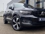 Volvo XC40 Recharge P8 AWD R-Design / Automaat / NL-Auto / Dealer-Onderhouden / Pilot-Assist / Standkachel / Stuur- en Stoelverwarming / Elektr.-Wegklapbare Trekhaak / LED / Keyless / Dodehoek-Detectie / Elektr.-Achterklep / Apple-Carplay & Android-Auto / DAB Radio-Bluetooth / Navi / PDC V+A / 19'' LMV / ENZ.