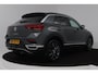 Volkswagen T-Roc 1.5 TSI Sport (PANORAMADAK, TREKHAAK, DIGITALE COCKPIT, CRUISE ADAPTIEF, ACHTERUITRIJCAMERA, SENSOREN)