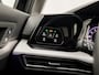Volkswagen Golf 1.0 TSI Life Sport Automaat (APPLE CARPLAY, GROOT NAVI, STUUR/STOELVERWARMING, MEMORY SEATS, PARKEERSENSOREN, IQ LED KOPLAMPEN, GETINT GLAS, KEYLESS, NIEUWSTAAT)