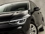 Volkswagen Golf 1.0 TSI Life Sport Automaat (APPLE CARPLAY, GROOT NAVI, STUUR/STOELVERWARMING, MEMORY SEATS, PARKEERSENSOREN, IQ LED KOPLAMPEN, GETINT GLAS, KEYLESS, NIEUWSTAAT)