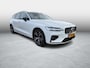 Volvo V60 Plug-in Hybrid T6 AWD Plus Dark | Adaptive cruise control | Harman Kardon audio | Stoel- en stuurverwarming | Getint glas | Achteruitrijcamera | Parkeersensoren voor + achter | Navigatie | Apple Carplay / Android Auto | Dode hoek detectie BLIS |