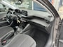 Peugeot 208 1.2 Turbo 100 PK Active | 6-Bak | Lichtmetaal | All Season Banden | Navigatie via Telefoon | Airco | Apple Carplay | Parkeercamera | Parkeersensoren | Cruise Control | Elektrisch Pakket | LED Dagrijverlichting .