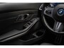 BMW 3-Serie 320e M-sport HUD Leer Navi Camera ACC Matrix LED Laser PDC Virtual Climate (3-zone) Zwarte binnenhemel Sportstoelen LM velgen Facelift model! BTW auto!