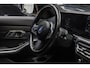 BMW 3-Serie 320e M-sport HUD Leer Navi Camera ACC Matrix LED Laser PDC Virtual Climate (3-zone) Zwarte binnenhemel Sportstoelen LM velgen Facelift model! BTW auto!