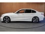 BMW 3-Serie 320e M-sport HUD Leer Navi Camera ACC Matrix LED Laser PDC Virtual Climate (3-zone) Zwarte binnenhemel Sportstoelen LM velgen Facelift model! BTW auto!