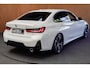 BMW 3-Serie 320e M-sport HUD Leer Navi Camera ACC Matrix LED Laser PDC Virtual Climate (3-zone) Zwarte binnenhemel Sportstoelen LM velgen Facelift model! BTW auto!