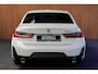 BMW 3-Serie 320e M-sport HUD Leer Navi Camera ACC Matrix LED Laser PDC Virtual Climate (3-zone) Zwarte binnenhemel Sportstoelen LM velgen Facelift model! BTW auto!