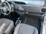 Toyota Yaris 1.5 Hybrid Bi-Tone | Keyless entry | Bluetooth | 16 inch LM-velgen | Regensensor | Parkeercamera |