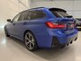BMW 3-Serie Touring 330e M-Sport Facelift PANO/TREKHAAK/HEAD-UP/CURVED DISPLAY/ACC/MEMORY/SOH 95%/CAMERA/KEYLESS/19"M-SPORT BREEDSET/PORTIMAO-BLAU METALLIC/VOLLEDIG BMW DEALER HISTORIE