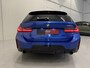 BMW 3-Serie Touring 330e M-Sport Facelift PANO/TREKHAAK/HEAD-UP/CURVED DISPLAY/ACC/MEMORY/SOH 95%/CAMERA/KEYLESS/19"M-SPORT BREEDSET/PORTIMAO-BLAU METALLIC/VOLLEDIG BMW DEALER HISTORIE