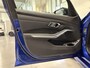 BMW 3-Serie Touring 330e M-Sport Facelift PANO/TREKHAAK/HEAD-UP/CURVED DISPLAY/ACC/MEMORY/SOH 95%/CAMERA/KEYLESS/19"M-SPORT BREEDSET/PORTIMAO-BLAU METALLIC/VOLLEDIG BMW DEALER HISTORIE