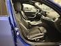 BMW 3-Serie Touring 330e M-Sport Facelift PANO/TREKHAAK/HEAD-UP/CURVED DISPLAY/ACC/MEMORY/SOH 95%/CAMERA/KEYLESS/19"M-SPORT BREEDSET/PORTIMAO-BLAU METALLIC/VOLLEDIG BMW DEALER HISTORIE