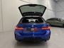 BMW 3-Serie Touring 330e M-Sport Facelift PANO/TREKHAAK/HEAD-UP/CURVED DISPLAY/ACC/MEMORY/SOH 95%/CAMERA/KEYLESS/19"M-SPORT BREEDSET/PORTIMAO-BLAU METALLIC/VOLLEDIG BMW DEALER HISTORIE