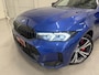 BMW 3-Serie Touring 330e M-Sport Facelift PANO/TREKHAAK/HEAD-UP/CURVED DISPLAY/ACC/MEMORY/SOH 95%/CAMERA/KEYLESS/19"M-SPORT BREEDSET/PORTIMAO-BLAU METALLIC/VOLLEDIG BMW DEALER HISTORIE