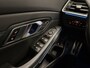 BMW 3-Serie Touring 330e M-Sport Facelift PANO/TREKHAAK/HEAD-UP/CURVED DISPLAY/ACC/MEMORY/SOH 95%/CAMERA/KEYLESS/19"M-SPORT BREEDSET/PORTIMAO-BLAU METALLIC/VOLLEDIG BMW DEALER HISTORIE