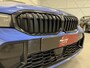 BMW 3-Serie Touring 330e M-Sport Facelift PANO/TREKHAAK/HEAD-UP/CURVED DISPLAY/ACC/MEMORY/SOH 95%/CAMERA/KEYLESS/19"M-SPORT BREEDSET/PORTIMAO-BLAU METALLIC/VOLLEDIG BMW DEALER HISTORIE