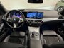BMW 3-Serie Touring 330e M-Sport Facelift PANO/TREKHAAK/HEAD-UP/CURVED DISPLAY/ACC/MEMORY/SOH 95%/CAMERA/KEYLESS/19"M-SPORT BREEDSET/PORTIMAO-BLAU METALLIC/VOLLEDIG BMW DEALER HISTORIE
