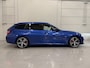 BMW 3-Serie Touring 330e M-Sport Facelift PANO/TREKHAAK/HEAD-UP/CURVED DISPLAY/ACC/MEMORY/SOH 95%/CAMERA/KEYLESS/19"M-SPORT BREEDSET/PORTIMAO-BLAU METALLIC/VOLLEDIG BMW DEALER HISTORIE