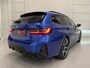 BMW 3-Serie Touring 330e M-Sport Facelift PANO/TREKHAAK/HEAD-UP/CURVED DISPLAY/ACC/MEMORY/SOH 95%/CAMERA/KEYLESS/19"M-SPORT BREEDSET/PORTIMAO-BLAU METALLIC/VOLLEDIG BMW DEALER HISTORIE