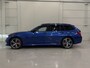 BMW 3-Serie Touring 330e M-Sport Facelift PANO/TREKHAAK/HEAD-UP/CURVED DISPLAY/ACC/MEMORY/SOH 95%/CAMERA/KEYLESS/19"M-SPORT BREEDSET/PORTIMAO-BLAU METALLIC/VOLLEDIG BMW DEALER HISTORIE