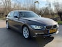 BMW 3-Serie Touring 320i High Executive / Automaat / Airco / Navi / Trekhaak / Elektrische Achterklep Achterraam Apart open / NAP