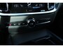Volvo V60 2.0 T5 Momentum | Navigatie | AppleCarplay/Android Auto | Half lederen bekleding | Stoelverwarming | Semi Electrische Wegklapbare trekhaak | Parkeersensoren achter |