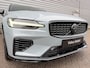Volvo V60 2.0 T8 Plug-in hybrid AWD Plus Dark / Speciale samenstelling / 19" Velgen Black  / B&W audio / Exterieur Styling Kit /