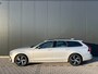 Volvo V90 T6 Plug-in hybrid AWD Ultimate Dark | Panoramadak | Trekhaak | Luchtvering | Bowers & Wilkins | Long Range | Stoel en stuurwielverwarming |
