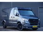 Mercedes-Benz Sprinter 319 3.0 CDI V6 L2H1 AUT. LED, 2X SCHUIFDEUR, 3.5T TREKHAAK, MBUX 10'', 360 CAMERA, STOELVERWARMING, VOORRUIT VERWARMING, LEDER STUUR, NL AUTO, NAP