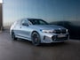 BMW 3-Serie Touring 330e xDrive | M-Sport | Schuif-/kantel dak | Stoelverwarming | Head-Up | 20"