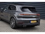 Porsche Cayenne 3.0 E-Hybrid 470pk Sport Chrono | Pano | Matrix | ACC | 21'' Wielen | Bose | Trekhaak | Orig. NL |