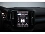 Volvo XC40 B4 Plus Dark Visual Park Assist (incl. 360º view) | Schuif-/Kanteldak | Lichtmetalen Velgen 19"| Extra Getint Glas | Apple Carplay/Android Auto | Premium Audio by Harman Kardon | Electronic Climate Controle