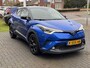Toyota C-HR 1.8 Hybrid Bi-Tone Plus | JBL, Led Pakket, Half leer/Alcantara, Dodehoekherkenning, parkeersensoren, Stuurverwarming