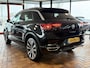 Volkswagen T-Roc 2.0 TSI 4Motion Sport Business R | BEATS Audio | Schuif/ Kantel Panorama Dak | Stoelverwarming | Camera | Stuurwiel Verwarmd | 19'' Suzuka Velgen | Camera | Climate Control | Adaptieve Cruise Control | LED Koplampen |