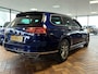Volkswagen Passat Variant 1.4 TSI Highline Business R | Schuif/ Kantel Panorama Dak | Lederen Bekleding | 3x R-Line | Matrix LED | Adaptieve Cruise Control | Keyless Entry | Stoelverwarming | Voorruit Verwarmd | Sfeerverlichting | Metallic Lak |