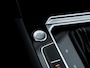 Volkswagen Passat Variant 1.4 TSI Highline Business R Line | Schuif/ Kantel Panorama Dak | Lederen Bekleding | 3x R-Line | Matrix LED | Adaptieve Cruise Control | Keyless Entry | Stoelverwarming | Voorruit Verwarmd | Sfeerverlichting | Metallic Lak |