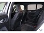 Volvo XC40 T5 Recharge Plus Dark - IntelliSafe Assist - Harman/Kardon audio - Verwarmde voorstoelen & stuur - Parkeersensoren voor & achter - Elektr. bedienb. voorstoelen met geheugen links - Draadloze tel. lader - Extra getint glas - 19' LMV