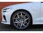 Volvo V60 T8 Plug-in hybrid AWD Ultra Perf. Ed. Dark Panoramisch schuif-/ kanteldak | Head up display | Polestar Engineered optimisation| 360 graden camera | Harman Kardon | Elektrisch bedienbare voorstoelen met geheugenfunctie | Stoel-/ stuurwielverwarming | Verwarmde achterbank | Adaptieve cruise control | BLIS