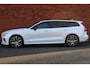 Volvo V60 T8 Plug-in hybrid AWD Ultra Perf. Ed. Dark | 20 inch Polestar wielen | Panoramadak met schuif-/ kantelfunctie | Head up display | Polestar Engineered optimisation| 360 graden camera | Premium audio by Harman Kardon | Elektrisch bedienbare voorstoelen met geheugenfunctie | Stoel-/ stuurwielverwarming | Verwarmde achterbank | Adaptieve cruise control | BLIS