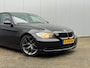 BMW 3-Serie 318i BUSINESS NAVIGATIE MOOIE LICHTMETALEN VELGEN CLIMA VERLAAGD