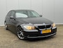 BMW 3-Serie 318i BUSINESS NAVIGATIE MOOIE LICHTMETALEN VELGEN CLIMA VERLAAGD