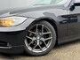 BMW 3-Serie 318i BUSINESS NAVIGATIE MOOIE LICHTMETALEN VELGEN CLIMA VERLAAGD