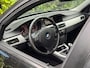 BMW 3-Serie 318i BUSINESS NAVIGATIE MOOIE LICHTMETALEN VELGEN CLIMA VERLAAGD